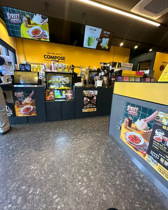 컴포즈커피 매장 내부 카운터와 쇼케이스 모습