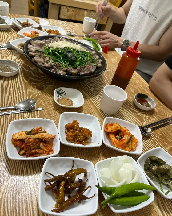 테이블 세팅 및 음식 일부