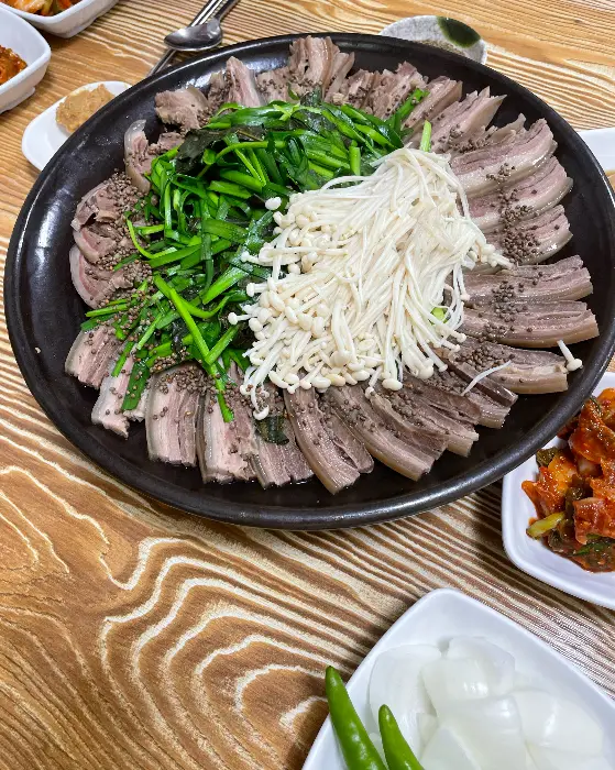 흑염소 수육 접시 근접