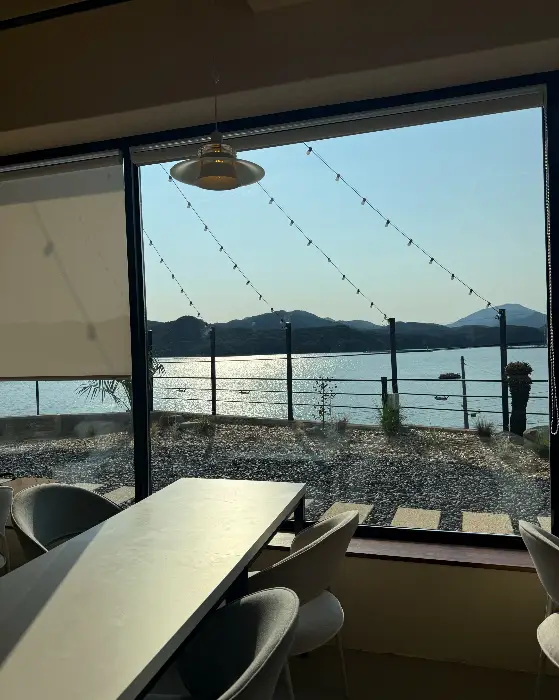 신선한 과콰몰리가 올라간 오픈 샌드위치