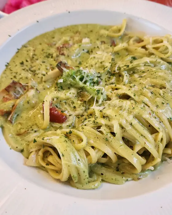 진한 소스의 바질 크림 파스타