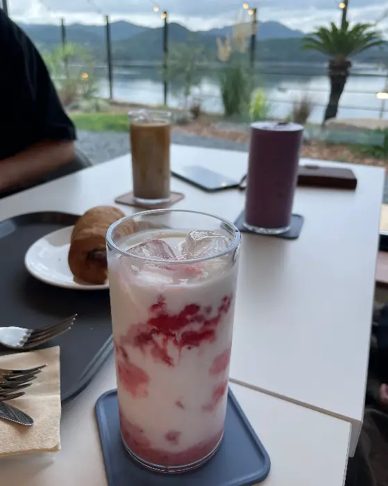 다양한 음료와 함께 즐기는 여유로운 시간