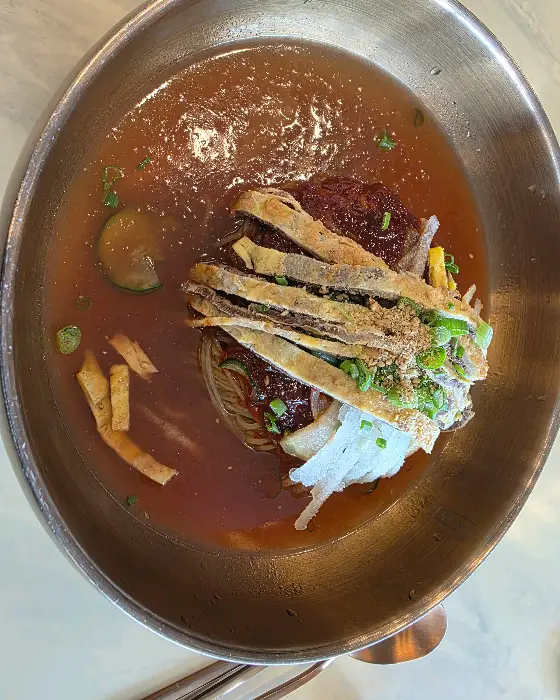 냉면의 깊은 맛을 담은 육수