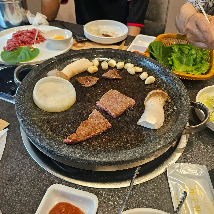 돌판 위에서 구워지는 고기