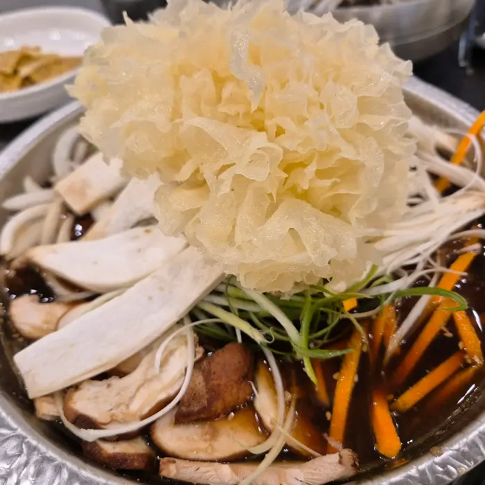 신선한 버섯과 채소가 어우러진 불고기