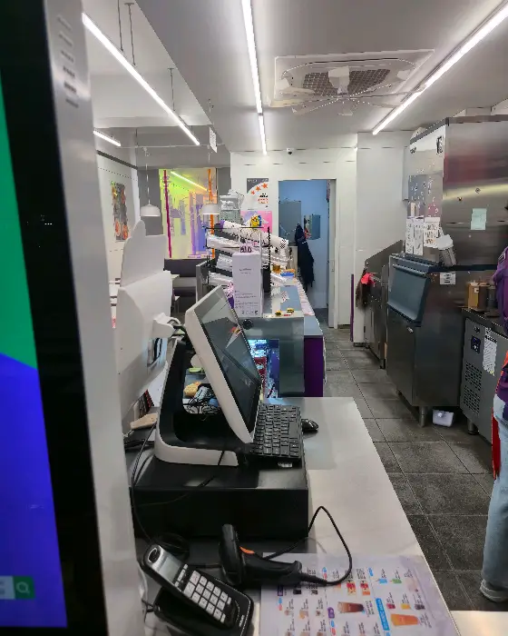 카페 내부 카운터 모습