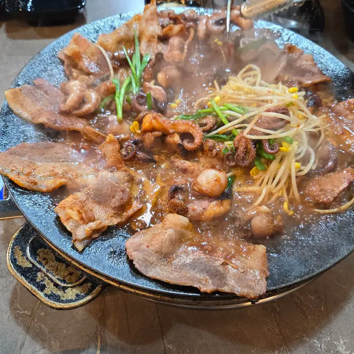 따뜻한 조명 아래 셋팅된 테이블