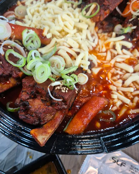 치즈와 떡사리가 듬뿍 올라간 뼈구이 클로즈업 샷