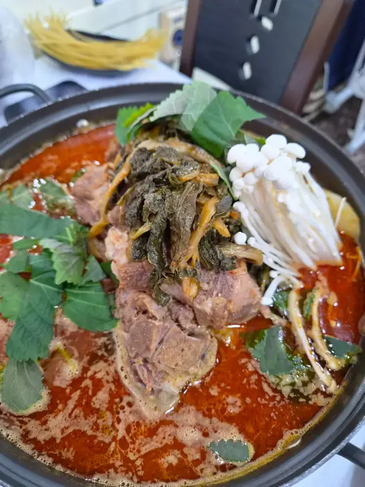 커다란 뚝배기에 시래기와 고기가 푸짐하게 담긴 감자탕