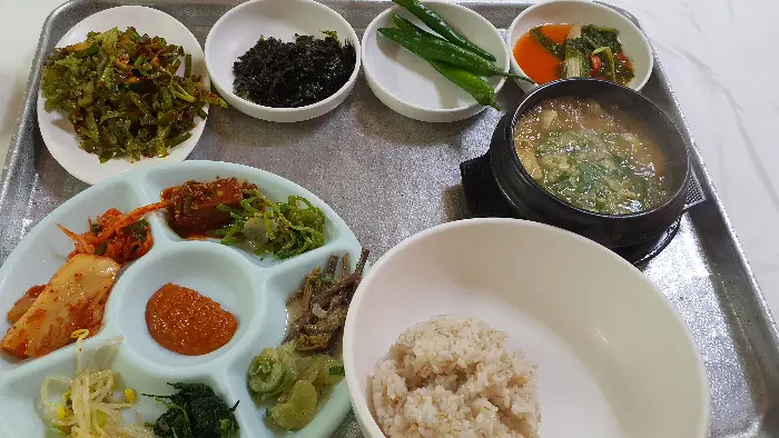 푸짐하게 차려진 보리밥 정식 한상