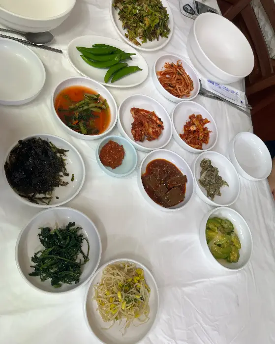 다양한 나물 반찬이 담긴 접시들