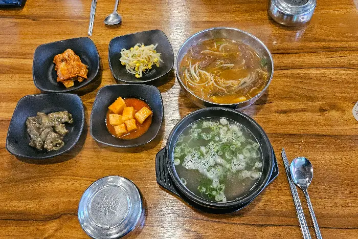 테이블 위 음식 사진