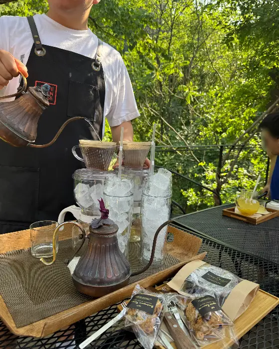 커피 내리는 도구와 컵들