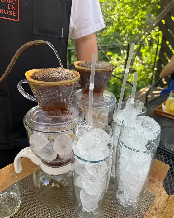 실내 테이블에서 바라본 계곡 뷰