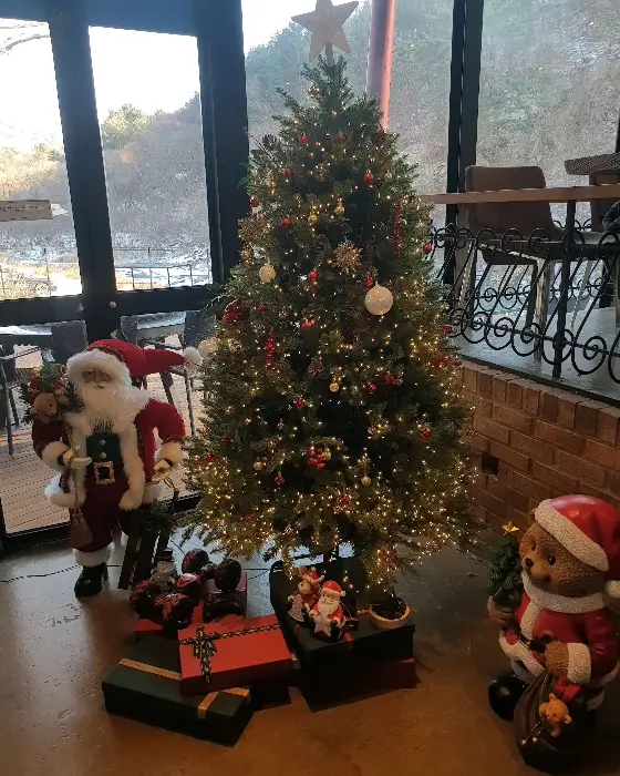 크리스마스 장식이 된 카페 내부