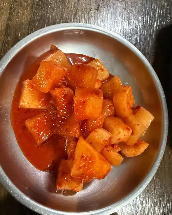 새콤달콤한 마늘 소스와 깍두기