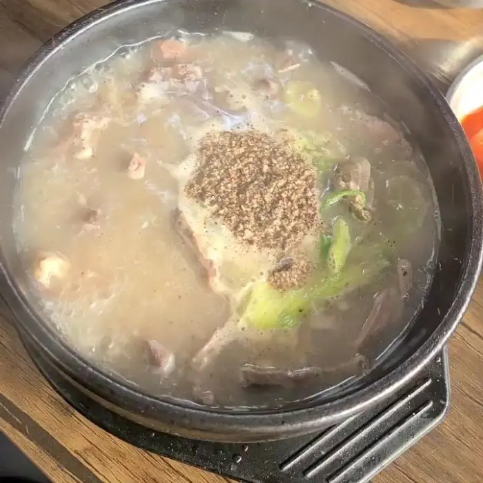 김이 모락모락 나는 벼랑순대국