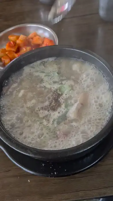 국물을 떠먹는 모습