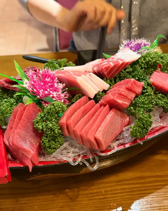 두툼하게 썰린 참치회