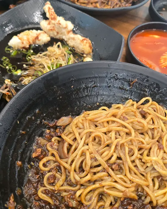 탕수육과 짜장, 짬뽕이 함께 나온 모습