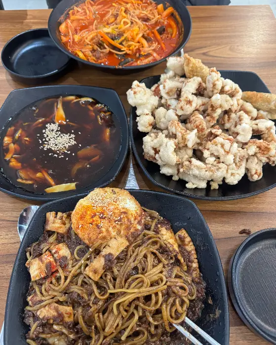 다양한 중식 메뉴가 함께 나온 테이블 모습