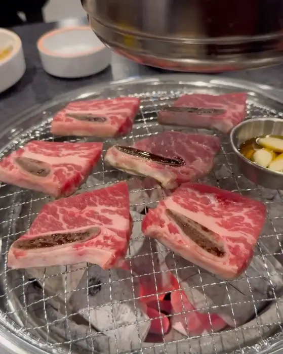 숯불 위에서 구워지고 있는 LA갈비