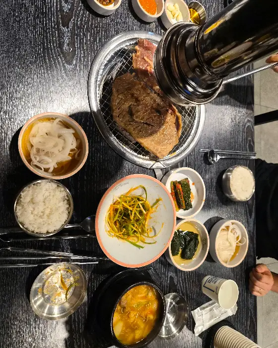 다양한 밑반찬과 함께 준비된 식사 한상