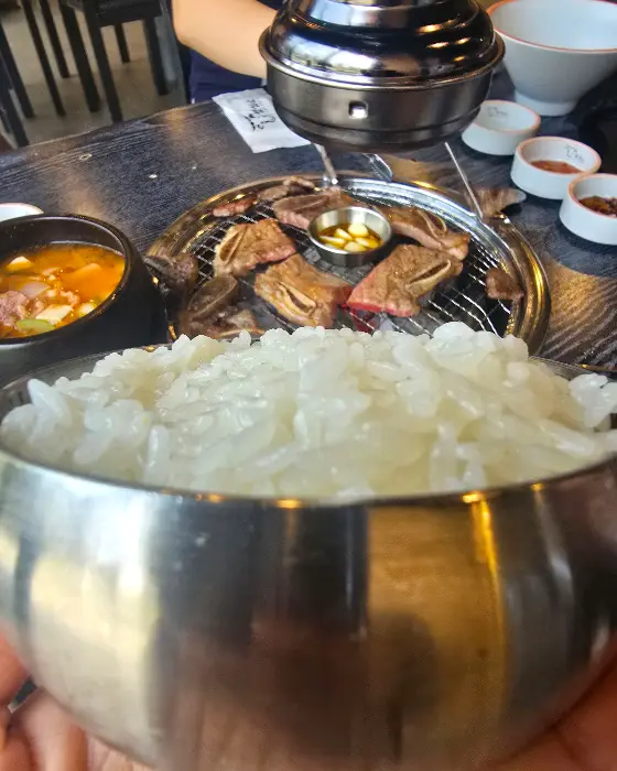 푸짐하게 담긴 밥과 뚝배기 된장찌개