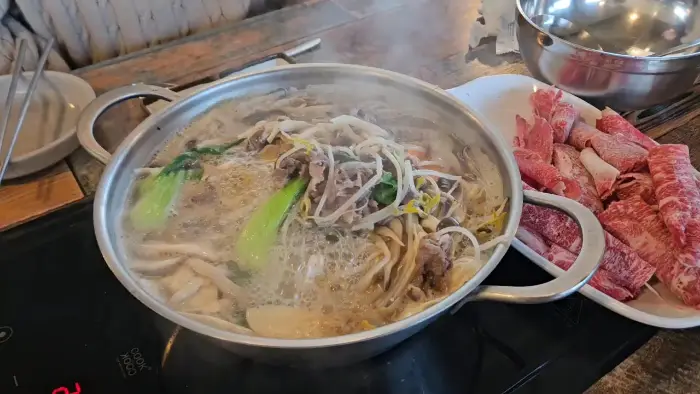 샤브샤브 끓는 모습과 한우