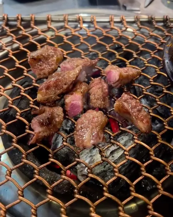 숯불 위에서 익어가는 소고기 조각들