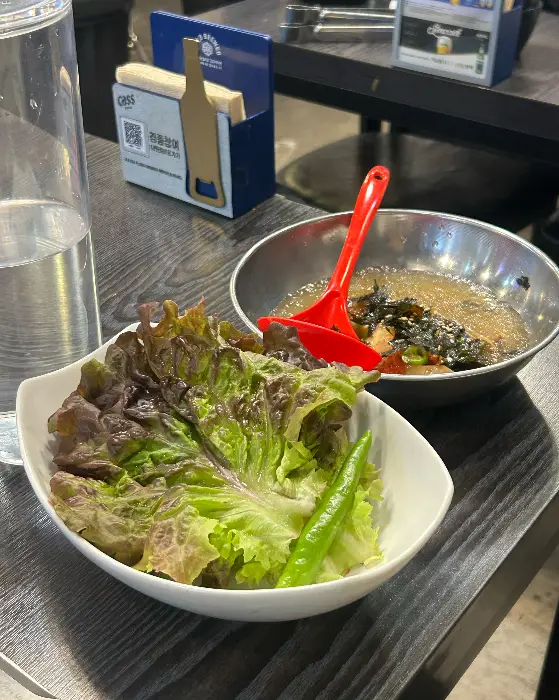 신선한 쌈 채소와 고추, 그리고 묵사발이 담긴 그릇