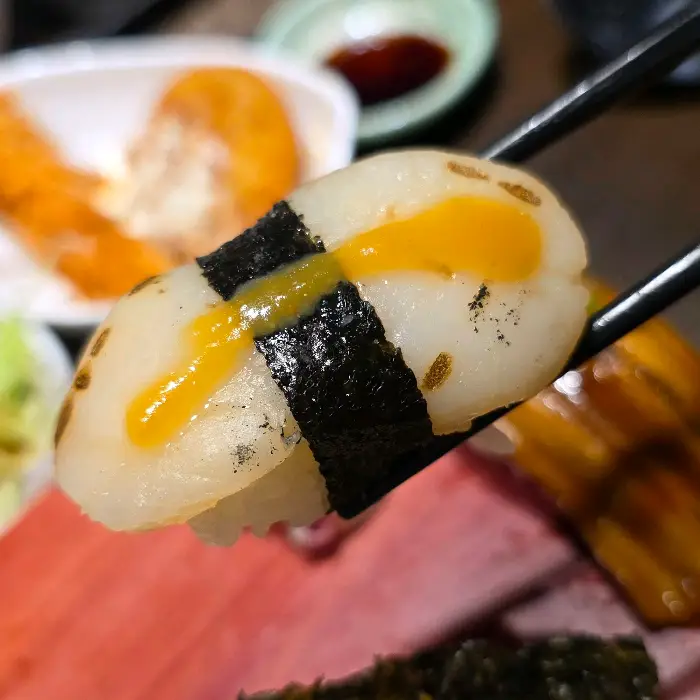 집게로 집은 초밥