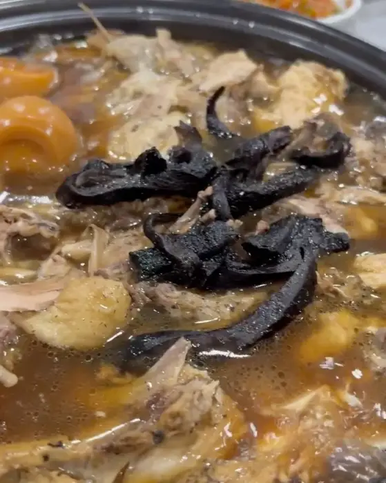 능이버섯이 듬뿍 들어간 능이백숙