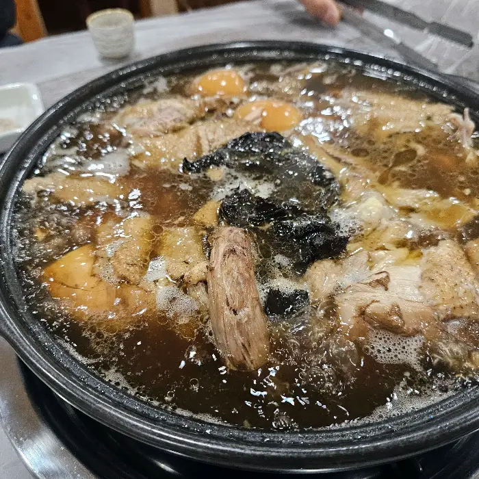 푸짐하게 담긴 능이백숙의 모습