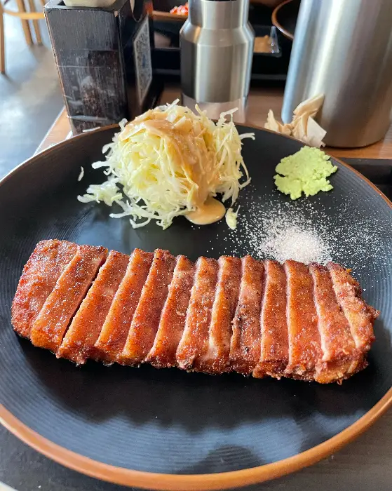 샐러드와 와사비, 소금이 곁들여진 규카츠 플레이트