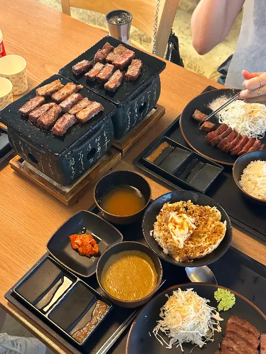 화로에 구워지는 규카츠와 곁들임 메뉴들