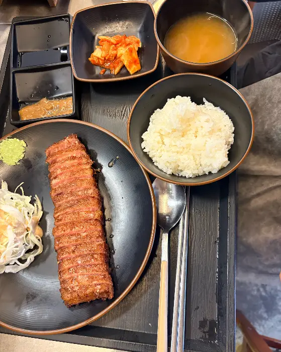 밥, 국, 김치, 소스와 함께 플레이팅된 규카츠