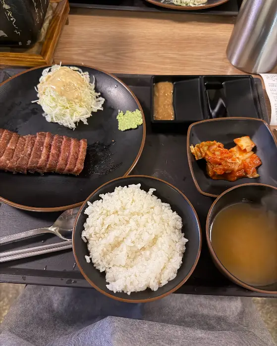 규카츠, 샐러드, 밥, 국, 김치, 소스가 담긴 한 상차림