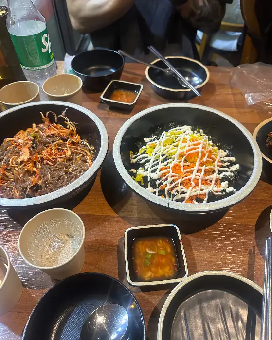 날치알 주먹밥과 비빔밥이 보인다.