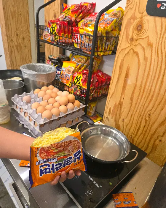 라면 봉지들과 끓이기 위한 냄비가 준비된 모습