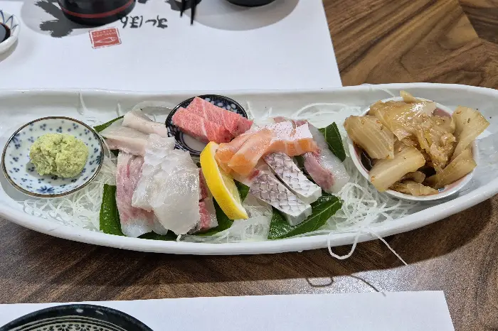 신선한 회와 곁들임 반찬