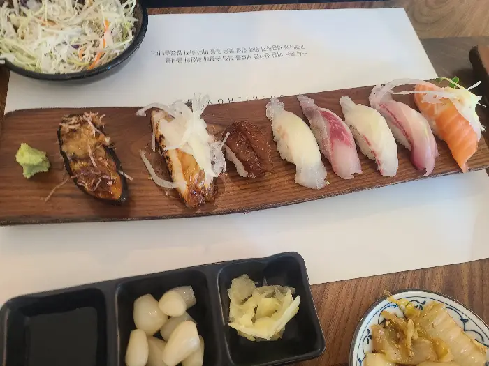 초밥과 곁들임 반찬
