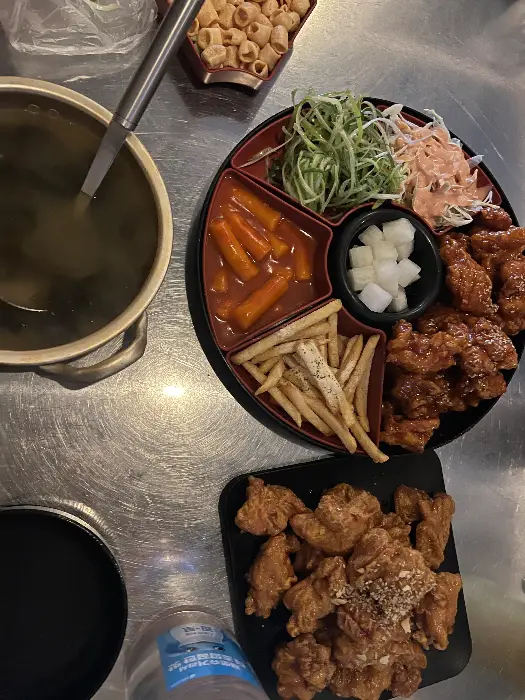 여러 가지 메뉴가 한 접시에 담긴 모습