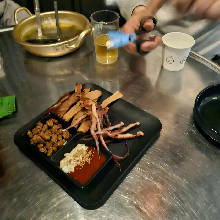 오징어 다리 구이와 곁들임 메뉴