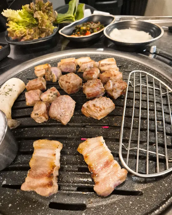 불판 위에서 지글지글 익어가는 고기