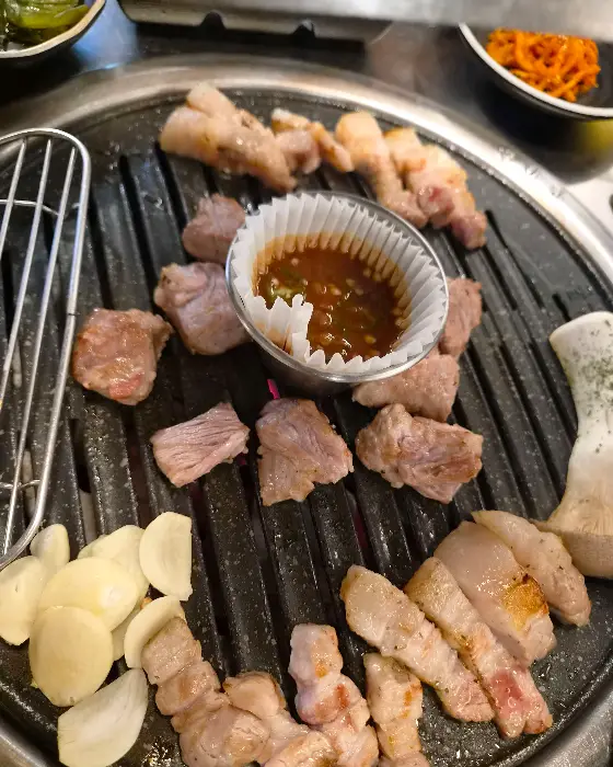 다양한 곁들임 반찬과 소스