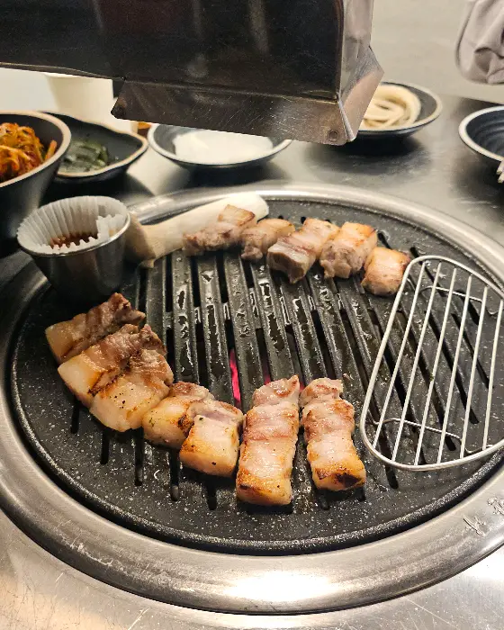 잘 익은 삼겹살과 목살