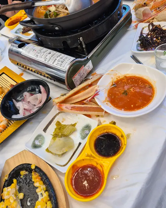 식탁 위에 놓인 갖가지 음식과 소스들