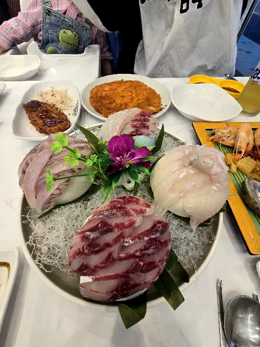 정갈하게 담긴 모듬회 한 접시