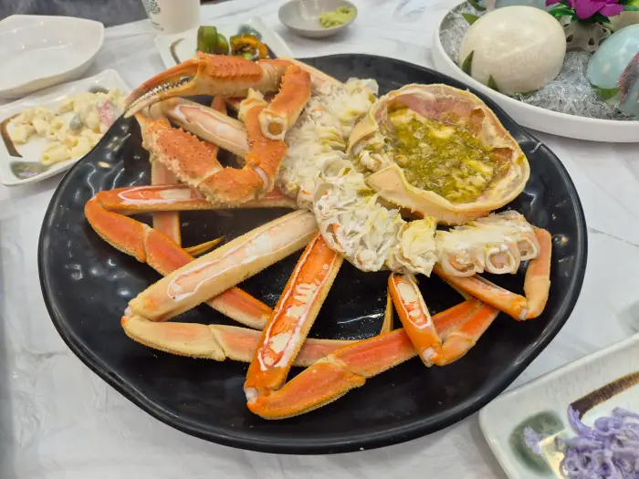 먹음직스럽게 차려진 대게 한 상, 클로즈업 샷